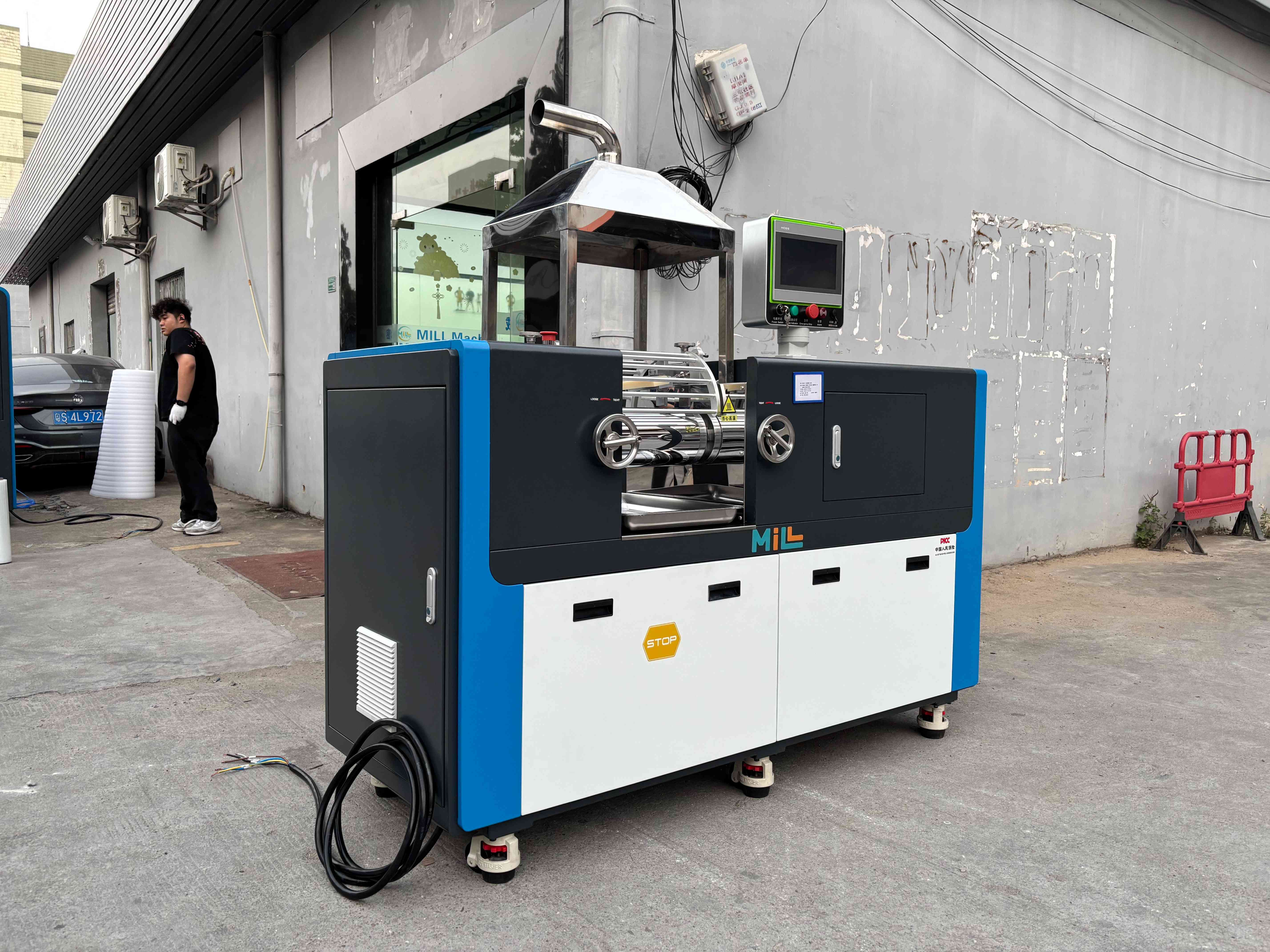 密尔MR-6寸环保吸尘实验型开炼机-左面